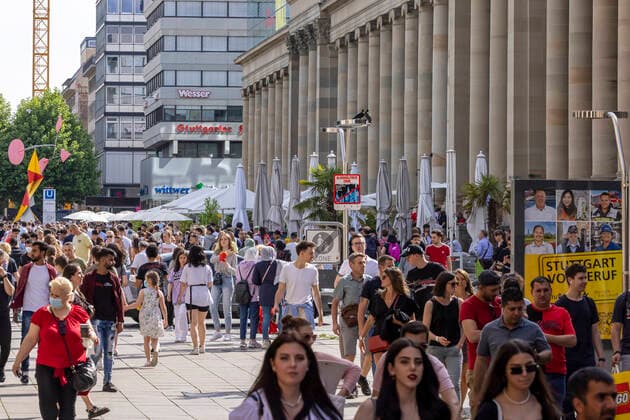 Stuttgart goes out After further opening steps people long for normality Shops and restaurants have reopened Around the shopping street Königstraße and Schloßplatz there is colourful hustle and bustle Right of the Königsbau 12 06 2021 DEU, Germany, Baden Württemberg, Stuttgart