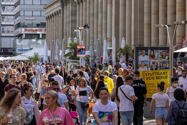 Stuttgart goes out After further opening steps people long for normality Shops and restaurants have reopened Around the shopping street Königstraße and Schloßplatz there is colourful hustle and bustle Right of the Königsbau 12 06 2021 DEU, Germany, Baden Württemberg, Stuttgart