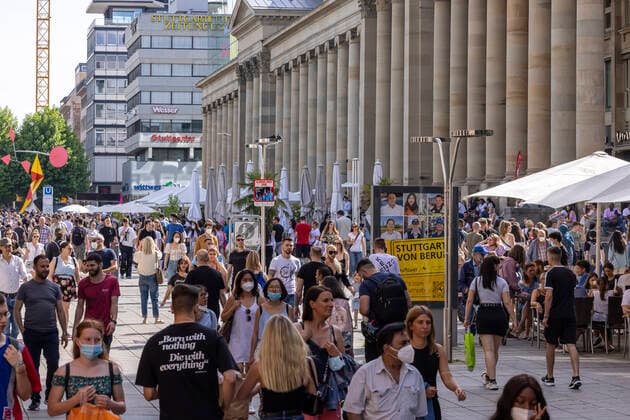 Stuttgart goes out After further opening steps people long for normality Shops and restaurants have reopened Around the shopping street Königstraße and Schloßplatz there is colourful hustle and bustle Right of the Königsbau 12 06 2021 DEU, Germany, Baden Württemberg, Stuttgart