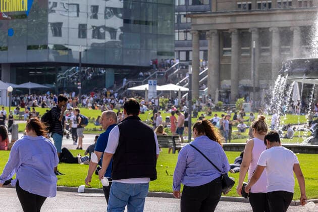 Stuttgart goes out After further opening steps, people long for normality Shops and restaurants have reopened Around the shopping street Königstraße and Schloßplatz there is hustle and bustle 12 06 2021 DEU, Germany, Baden Württemberg, Stuttgart