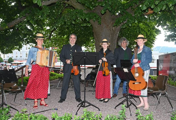 Second of four parts of the event Hausmusikroas , with local folk musicians, on places of the place Gmunden, in the Upper Austrian Salzkammergut, in the context of the Salzkammergut festival weeks Gm