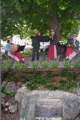 Second of four parts of the event Hausmusikroas , with local folk musicians, on places of the place Gmunden, in the Upper Austrian Salzkammergut, in the context of the Salzkammergut festival weeks Gm