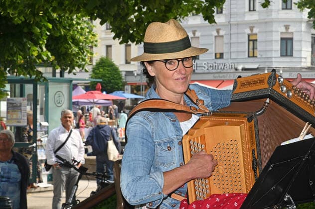 Second of four parts of the event Hausmusikroas , with local folk musicians, on places of the place Gmunden, in the Upper Austrian Salzkammergut, in the context of the Salzka