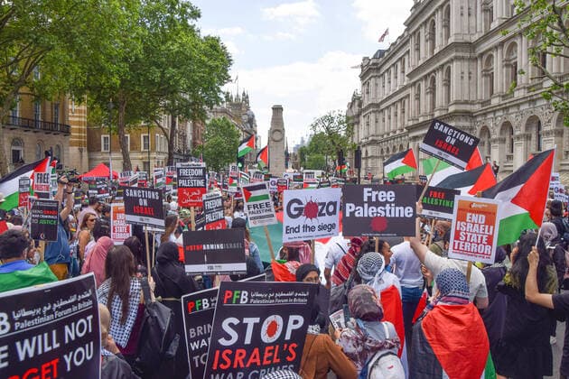 Bilder des Jahres 2021, News 06 Juni News Themen der Woche KW23 News Bilder des Tages June 12, 2021, London, United Kingdom: Protesters with flags and placards gather outside Downing Street during the Justice For Palestine protest..Thousands of people marched through London to demand justice for Palestine and called on the G7 to end military cooperation with, and impose sanctions on, Israel. London United Kingdom - ZUMAs197 20210612_zaa_s197_399 Copyright: xVukxValcicx