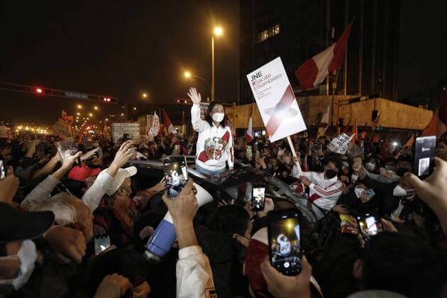 Bilder des Jahres 2021, News 06 Juni News Themen der Woche KW23 News Bilder des Tages Right-wing presidential candidate Keiko Fujimori addresses her supporters during a demonstration in Lima, Peru, 12 June 2021. Between shouts of fraud from the followers of the right-wing Keiko Fujimori and requests for calm from the leftist Pedro Castillo, Peru maintained extreme tension and polarization on Saturday while the challenges that prevent even knowing its next president are resolved. Fujimori was the first to reiterate his complaint of a table fraud and said that the international left is behind the result of the elections last Sunday, which have Castillo as the virtual winner, in the absence of an official proclamation by of the National Electoral Jury (JNE). Keiko Fujimori participates in a demonstration in Lima !ACHT  Copyright: xAntonioxMelgarejox AME5404 20210613-637591586759731271