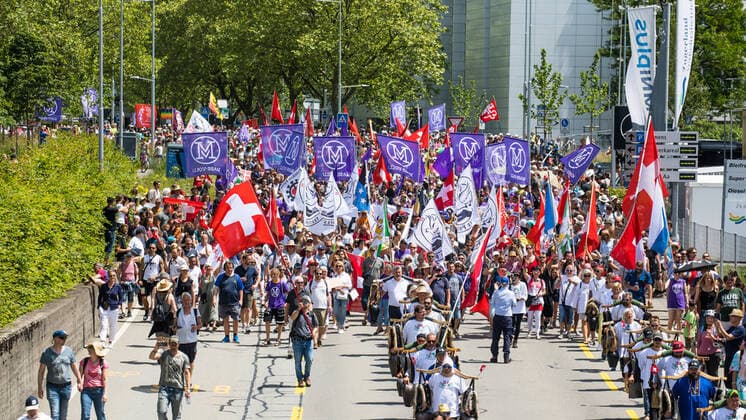 Zug, Schweiz - 13. Juni 2021: In Zug in der Innerschweiz demonstrieren weit mehr als 10 000 Menschen gegen das Covid-19 Gesetz, sowie das Polizeimassnahmegesetz (PTM) über welches heute abgestimmt wird. Es wird damit gerechnet, das beide Vorlagen vom Volk angenommen wird, da das Interesse an wahrheitsgetreuen Informationen in der Schweiz seit Beginn der Covid-19 Pandemie stark abgenommen hat. Die Polizei ist mit einem unverhältnismässigen Aufgebot vor Ort. Die Stimmung ist friedlich.
