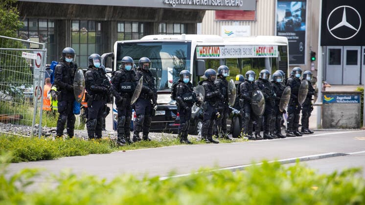 Zug, Schweiz - 13. Juni 2021: In Zug in der Innerschweiz demonstrieren weit mehr als 10 000 Menschen gegen das Covid-19 Gesetz, sowie das Polizeimassnahmegesetz (PTM) über welches heute abgestimmt wird. Es wird damit gerechnet, das beide Vorlagen vom Volk angenommen wird, da das Interesse an wahrheitsgetreuen Informationen in der Schweiz seit Beginn der Covid-19 Pandemie stark abgenommen hat. Die Polizei ist mit einem unverhältnismässigen Aufgebot vor Ort. Die Stimmung ist friedlich.