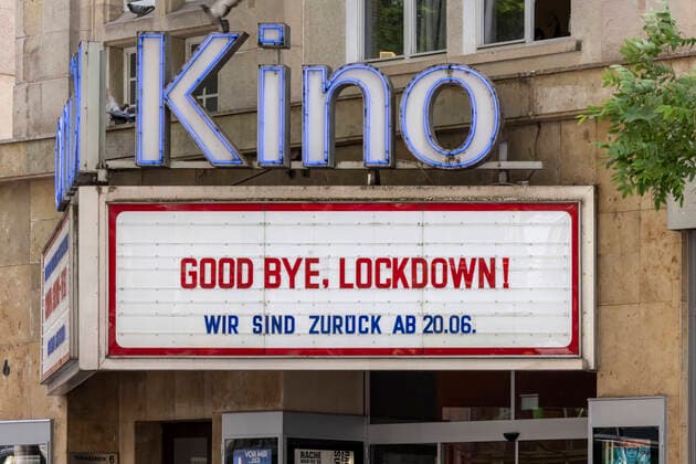 Bilder des Jahres 2021, News 06 Juni News Themen der Woche KW23 Good bye, Lockdown. Das Delphi Arthaus Kino in Stuttgart feiert die Eröffnung von Kino und Kultur, von Restaurants und Ladengeschäften nach dem Corona-Lockdown. 12.06.2021: DEU, Deutschland, Baden-Württemberg, Stuttgart. *** Good bye, Lockdown The Delphi Arthaus Kino in Stuttgart celebrates the opening of cinema and culture, restaurants and shops after the Corona Lockdown 12 06 2021 DEU, Germany, Baden Württemberg, Stuttgart