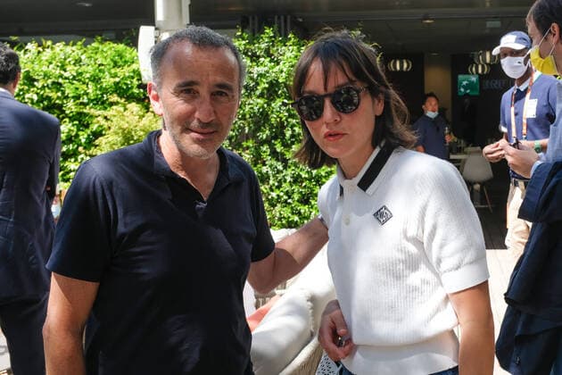 Internationaux de tennis de Roland Garros 2021. Village du 13 Juin 268961 2021-06-13 France Semoun, Elie; Demoustier, Anaïs  Copyright: xSergexArnalx xStarfacex STAR_268961_031