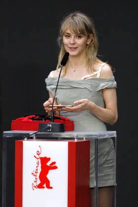 Dasha Nekrasova with the GWFF Award for Best First Feature The Scary of Sixty First at the Berlinale Summer Special 2021 71 International Film Festival Berlin at the open air cinema Museumsinsel Berlin, 13 06 2021 Foto:xD.xBedrosianx xFuturexImage