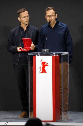 Ramon Zürcher and Silvan Zürcher with the Encounters Award for Best Director for The Girl and the Spider at the Berlinale Summer Special 2021 71 International Film Festival Berlin at the open-air cinema Museumsinsel Berlin, 13 06 2021 Foto:xD.xBedrosianx xFuturexImage