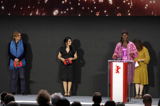 Alice Diop with the Encounters Prize for Nous with Diedrich Diederichsen, Cecilia Barrionuevo, Alice Diop, and Florence Almozini at the Berlinale Summer Special 2021 71 Berlin International Film Festival awards ceremony at the open-air cinema Museumsinsel Berlin, 13 06 2021. Foto:xD.xBedrosianx xFuturexImage