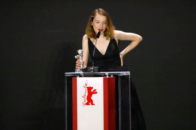 Lilla Kizlinger with the Silver Bear for Best Supporting Actress in Rengeteg mindenhol latlak at the Berlinale Summer Special 2021 71 International Film Festival Berlin at the open air cinema Museumsinsel Berlin, 13 06 2021 Foto:xD.xBedrosianx xFuturexImage