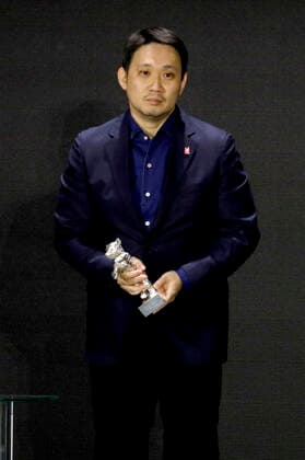 Ryusuke Hamaguchi with the Silver Bear Grand Jury Prize for Guzen to sozo at the award ceremony of the Berlinale Summer Special 2021 71 Berlin International Film Festival at the open-air cinema Museumsinsel Berlin, 13 06 2021 Foto:xD.xBedrosianx xFuturexImage