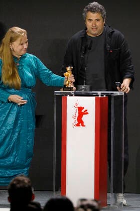 Radu Jude with the Golden Bear for the best film Babardeala cu bucluc sau porno balamuc at the award ceremony of the Berlinale Summer Special 2021 71 Berlin International Film Festival at the open-air cinema Museumsinsel Berlin, 13 06 2021 Foto:xD.xBedrosianx xFuturexImage