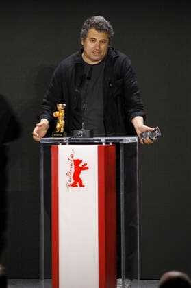 Radu Jude with the Golden Bear for the best film Babardeala cu bucluc sau porno balamuc at the award ceremony of the Berlinale Summer Special 2021 71 Berlin International Film Festival at the open-air cinema Museumsinsel Berlin, 13 06 2021 Foto:xD.xBedrosianx xFuturexImage