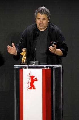 Radu Jude with the Golden Bear for the best film Babardeala cu bucluc sau porno balamuc at the award ceremony of the Berlinale Summer Special 2021 71 Berlin International Film Festival at the open-air cinema Museumsinsel Berlin, 13 06 2021 Foto:xD.xBedrosianx xFuturexImage