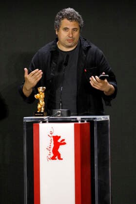 Radu Jude with the Golden Bear for the best film Babardeala cu bucluc sau porno balamuc at the award ceremony of the Berlinale Summer Special 2021 71 Berlin International Film Festival at the open-air cinema Museumsinsel Berlin, 13 06 2021 Foto:xD.xBedrosianx xFuturexImage