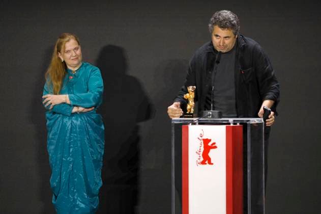 Radu Jude with the Golden Bear for Best Film Babardeala cu bucluc sau porno balamuc and Ada Solomon at the award ceremony of the Berlinale Summer Special 2021 71 Berlin International Film Festival at the open-air cinema Museumsinsel Berlin, 13 06 2021 Foto:xD.xBedrosianx xFuturexImage