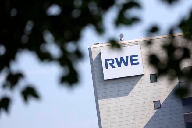 Das Logo des RWE Power AG am Sitz des Energiekonzerns in Köln. Die RWE Power AG betreibt drei Tagebaue im Rheinland. Ihre mit Kohle und Kernkraft betriebenen Kraftwerke werden durch einen stetig wachsenden Beitrag aus erneuerbaren Energien ergänzt. (Symbolbild, Themenbild) Köln, 13.06.2021 *** The logo of RWE Power AG at the energy companys headquarters in Cologne RWE Power AG operates three opencast mines in the Rhineland Its power plants, which run on coal and nuclear power, are supplemented by a steadily growing contribution from renewables Symbolic image, theme image Cologne, 13 06 2021 Foto:xC.xHardtx xFuturexImage