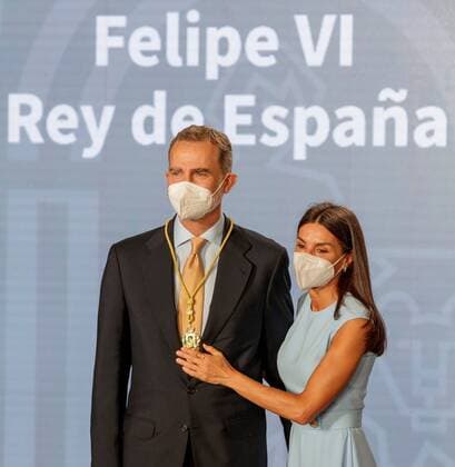 Entertainment Themen der Woche KW24 Entertainment Bilder des Tages Spain s King Felipe VI (L) is congratulated by Queen Letizia (R) after receiving the first Andalucian region s medal of honor ever for being the best symbol of Spain s unity from Andalusian regional President Juanma Moreno (not seen) at San Telmo palace, Andalucian Government s headquarters, in Seville, southern Spain, 14 June 2021. King Felipe will attend UEFA s Euro 2021 match Spain vs. Sweden later on 14 June. Felipe VI receives Andalucian region s medal of honor !ACHTUNG: NUR REDAKTIONELLE NUTZUNG!  Copyright: xJulioxMunozx GRAFAND015 20210614-637592745902121797