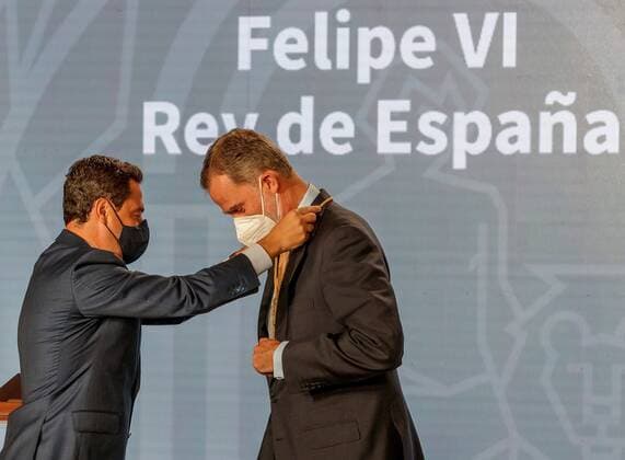 Spain s King Felipe VI (R) receives the first Andalucian region s medal of honor ever for being the best symbol of Spain s unity from Andalusian regional President Juanma Moreno (L) at San Telmo palace, Andalucian Government s headquarters, in Seville, southern Spain, 14 June 2021. King Felipe will attend UEFA s Euro 2021 match Spain vs. Sweden later on 14 June. Felipe VI receives Andalucian region s medal of honor !ACHTUNG: NUR REDAKTIONELLE NUTZUNG!  Copyright: xJulioxMunozx GRAFAND010 20210614-637592747266466010