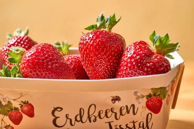 Frisch gepflückte tiefrote Erdbeeren mit grünem Stiel in Kartonschale. Fehraltorf, Schweiz *** Freshly picked deep red strawberries with green stem in cardboard bowl Fehraltorf, Switzerland 1082501671