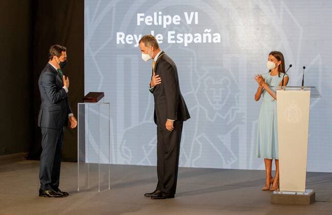 Entertainment Bilder des Tages Spain s King Felipe VI (C), accompanied by Queen Letizia (R), receives the first Andalucian region s medal of honor ever for being the best symbol of Spain s unity from Andalusian regional President Juanma Moreno (L) at San Telmo palace, Andalucian Government s headquarters, in Seville, southern Spain, 14 June 2021. King Felipe will attend UEFA s Euro 2021 match Spain vs. Sweden later on 14 June. Felipe VI receives Andalucian region s medal of honor !ACHTUNG: NUR REDAKTIONELLE NUTZUNG!  Copyright: xJulioxMunozx GRAFAND011 20210614-637592749939412179