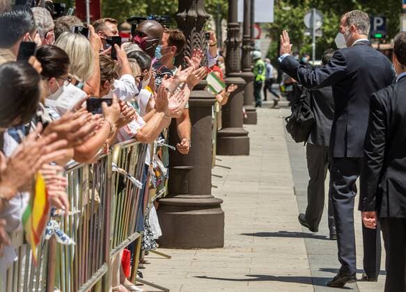 Spain s King Juan Carlos (R) waves a group of citizens as he leaves San Telmo palace, Andalucian Government s headquarters, in Seville, southern Spain, 14 June 2021. King Felipe received on 14 June the first Andalucian region s medal of honor ever for being the best symbol of Spain s unity , and will attend UEFA s Euro 2021 match Spain vs. Sweden later on the day. Felipe VI receives Andalucian region s medal of honor !ACHTUNG: NUR REDAKTIONELLE NUTZUNG!  Copyright: xRaulxCarox GRAFAND033 20210614-637592785356548343