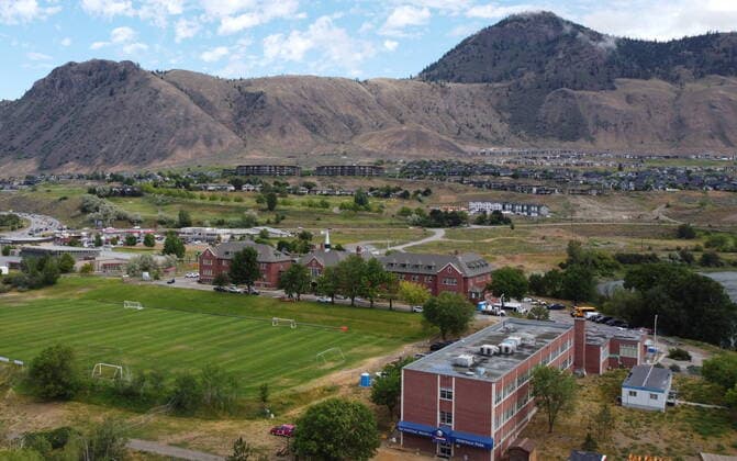 News Bilder des Tages June 14, 2021, Kamloops, BC, Canada: The Kamloops Indian Residential School is photographed using a drone in Kamloops, B.C., Monday, June, 14, 2021. The remains of 215 children were discovered buried near the former school earlier this month. Kamloops Canada  - ZUMAc35_ 20210614_zaf_c35_089 Copyright: xJonathanxHaywardx