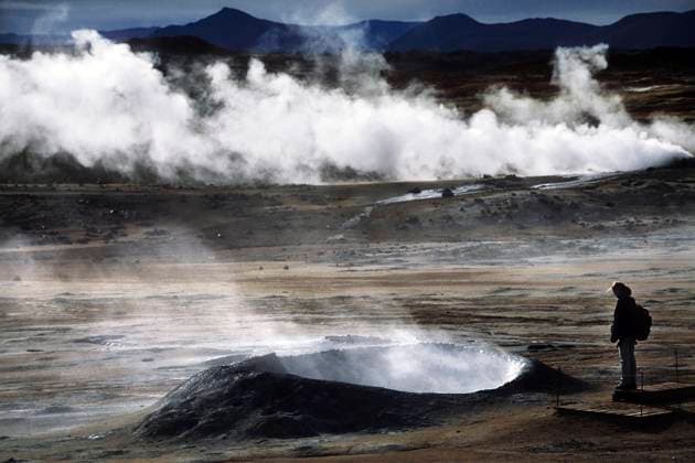  Geothermalgebiet, Frau steht an Solfatare, heiße Fumarole, Dampf, postvulkanische Exhalationen, Touristen, Námaskarð, Mývatn, Island, Europa *** Geothermal area, woman standing at solfatare, hot fumarole, steam, post volcanic exhalations, tourists, Námaskarð, Mývatn, Iceland, Europe Copyright: imageBROKER/RolandxMarske iblrdm06935973.jpg