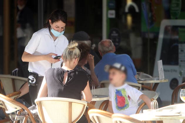 Due to persistently low incidences in Mannheim, gastronomic establishments are allowed to reopen their outdoor areas even without a negative coronal test A waitress at a restaurant in the city centre takes an order at her table, Baden Württemberg, Germany