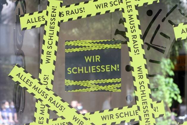 Sticker we close everything must go out stuck on the window of a fashion store in the pedestrian zone and shopping street Planken in downtown Mannheim, Baden Württemberg, Germany