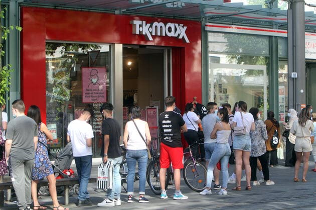 Incidence-related shops have reopened in Mannheim, leading to a rush of trade in the pedestrian zone and shopping street Planken A long queue lines up in front of the fashion store TK Maxxeiner, patiently waiting to be let in, Baden Württemberg, Germany