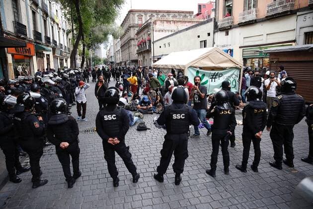 Mexiko, Protestaktion für die Legalisierung von Cannabis in Mexiko-Stadt Activists of the Mexican Cannabis Movement Planton 420 protest to demand the legalization of marijuana, in Mexico City, Mexico, 14 June 2021. Agents of the Secretariat of Citizen Security (SSC) of Mexico City encapsulated this Monday for more than three hours demonstrators of the cannabis movement who wanted to reach the Supreme Court of Justice of the Nation (SCJN). Police encapsulate members of the Mexican cannabis movement for hours !ACHTUNG: NUR REDAKTIONELLE NUTZUNG!  Copyright: xCarlosxRamirezx MEX4612 20210615-637593337251235337