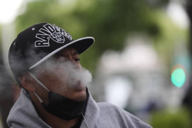 Mexiko, Protestaktion für die Legalisierung von Cannabis in Mexiko-Stadt An activist from the Mexican Cannabis Movement Planton 420 smokes a marijuana cigarette during a protest to demand the legalization of marijuana, in Mexico City, Mexico, 14 June 2021. Agents of the Secretariat of Citizen Security (SSC) of Mexico City encapsulated this Monday for more than three hours demonstrators of the cannabis movement who wanted to reach the Supreme Court of Justice of the Nation (SCJN). Police encapsulate members of the Mexican cannabis movement for hours !ACHTUNG: NUR REDAKTIONELLE NUTZUNG!  Copyright: xSashenkaxGutierrezx MEX4587 20210615-637593341577706923