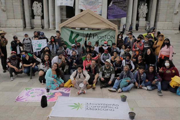 Marijuana Users March For Legalisation In Mexico Members of the Mexican Cannabis Movement and Planton 420 demonstrated outside the Palace of Fine Arts in Mexico City to demand the Supreme Court of Justice of the Nation, the fair regularisation and use of marijuana, its various types of cultivation; from self-cultivation for personal consumption, to cultivation in solidarity, respect for free development, freedom of association and non-criminalisation. Mexico City Mexico vieyra-notitle210614_npUxV  Copyright: xGerardoxVieyrax