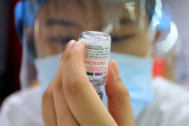 Taiwan AstraZeneca Mass Vaccination Begins Medical workers prepare the Astra Zeneca vaccine, as the authority starts its mass vaccination programs, following a surge of domestic cases and deaths related to the Coronavirus, in New Taipei, Taiwan, on 15 June 2021. The 1.24 millions donated by Japan will be made available to six priority groups, including medical workers and the elderly. New Taipei Taiwan ceng-notitle210615_npOpK  Copyright: xCengxShouxYix