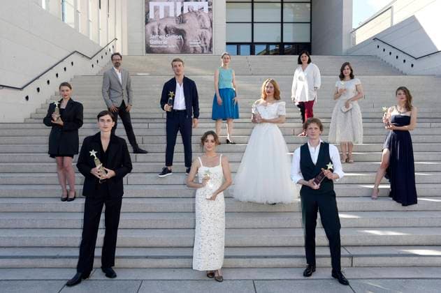 Bilder des Jahres 2021, Entertainment 06 Juni Entertainment Themen der Woche KW24 Zygimante Elena Jakstaite, Gustav Lindh, Carlo Chatrian, Albrecht Schuch, Alba Baptista, Mariette Rissenbeek, Seidi Haarla, Cassandra Han, Martijn Lakemeier, Natasa Stork und Sara Klimoska beim Photocall mit den European Shooting Stars 2021 auf der Berlinale Summer Special 2021 71. Internationale Filmfestspiele Berlin auf der James Simon Treppe vor der James-Simon-Galerie. Berlin, 14.06.2021 *** Zygimante Elena Jakstaite, Gustav Lindh, Carlo Chatrian, Albrecht Schuch, Alba Baptista, Mariette Rissenbeek, Seidi Haarla, Cassandra Han, Martijn Lakemeier, Natasa Stork and Sara Klimoska at the Photocall with the European Shooting Stars 2021 at the Berlinale Summer Special 2021 71 Berlin International Film Festival on the James Simon Staircase i Foto:xN.xKubelkax xFuturexImage