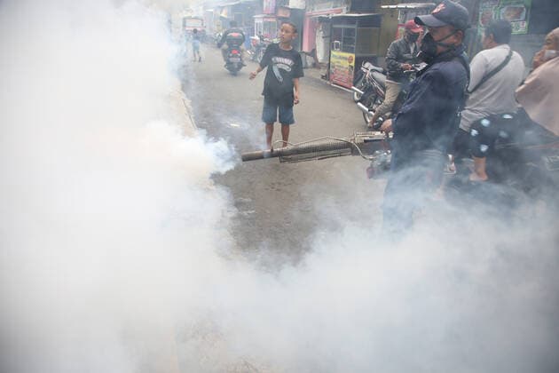 Indonesia Fumigation Health Officers perform Fogging of densely populated neighborhoods in Pengilingan, Cakung, Jakarta, June, 15, 2021. Jakarta Indonesia roszandi-notitle210615_np7gU  Copyright: xDasrilxRoszandix