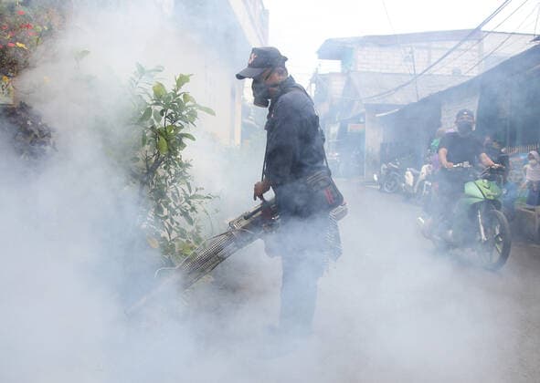Virus Outbreak Indonesia Health Officers perform Fogging of densely populated neighborhoods in Pengilingan, Cakung, Jakarta, June, 15, 2021. The fogging was carried out to prevent dengue hemorrhagic fever in four areas with densely populated residential areas and buildings where they lived so that it was easy to transmit diseases caused by mosquitoes and the transmission of COVID-19. Jakarta Indonesia roszandi-notitle210615_npnvg  Copyright: xDasrilxRoszandix