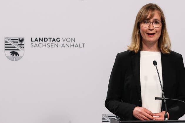 Fraktionsvorsitzende Eva von Angern (Die Linke,Sachsen Anhalt) - Wahlabend in den Messehallen in Magdeburg zur Landtagswahl 2021 Sachsen Anhalt in Magdeburg *** Parliamentary group leader Eva von Angern Die Linke,Sachsen Anhalt Election evening in the exhibition halls in Magdeburg for the state election 2021 Sachsen Anhalt in Magdeburg
