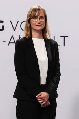 Fraktionsvorsitzende Eva von Angern (Die Linke,Sachsen Anhalt) - Wahlabend in den Messehallen in Magdeburg zur Landtagswahl 2021 Sachsen Anhalt in Magdeburg *** Parliamentary group leader Eva von Angern Die Linke,Sachsen Anhalt Election evening in the exhibition halls in Magdeburg for the state election 2021 Sachsen Anhalt in Magdeburg