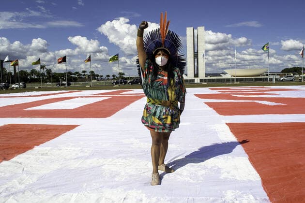 News Bilder des Tages June 15, 2021, Brasilia, Federal District, Brazil: Indigenous peoples continue to demonstrate in federal capital following the agendas of Congress and STF which will define future of laws on demarcation of indigenous lands in country. As PL 490 2007, anti-indigenous, enters meeting of Constitution and Justice Commission of Chamber of Deputies, they are concentrated on esplanade of ministries on Tuesday (15).  Copyright: xLecoxVianax