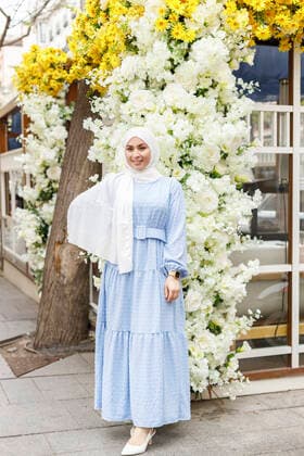 Smiling woman wearing hijab standing on footpath model released Symbolfoto IFRF00556
