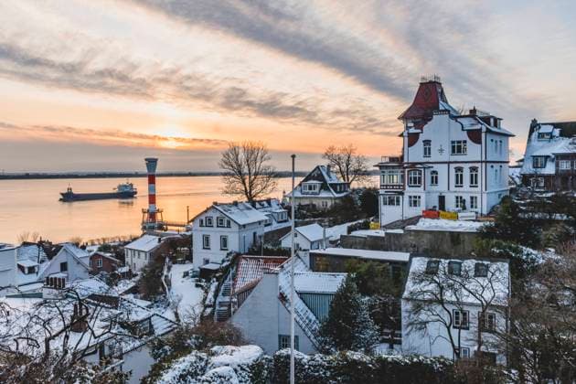 IMAGO Creative, Jahreszeit Winter in der Stadt Germany, Hamburg, Architecture of Treppenviertel and Binnenalster lake at sunset in winter KEBF01877