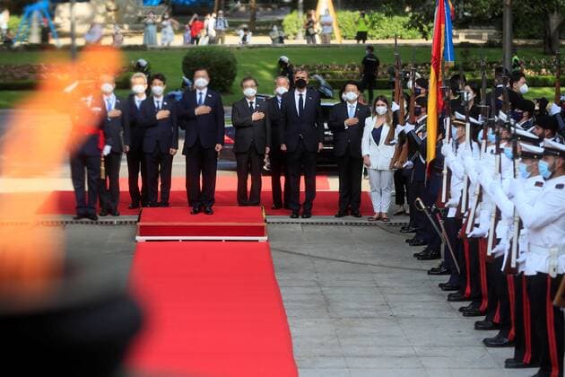 Spanien, Südkoreas Präsidenten Moon Jae-in bekommt Auszeichnung im Senat in Madrid South Korean President, S.E. Moon Jae-in (4L), attends a wreath ceremony at the Monument to the Fallen for Spain in Madrid, Spain, 16 June 2021. South Korean President visits !ACHTUNG: NUR REDAKTIONELLE NUTZUNG!  Copyright: xFernandoxAlvaradox GRAF1268 20210616-637594368574984213