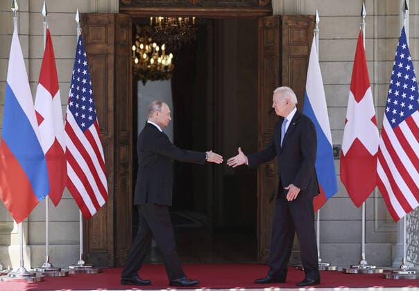 Bilder des Jahres 2021, News 06 Juni News Themen der Woche KW24 News Bilder des Tages GENEVA, SWITZERLAND â€“ JUNE 16, 2021: Russia s President Vladimir Putin (L) and US President Joe Biden shake hands as they meet for a Russia-United States summit at the Villa La Grange. Sergei Bobylev TASS  TS104E57