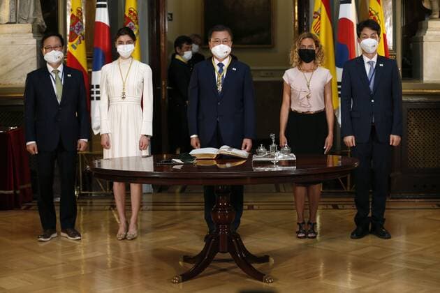 Spanien, Südkoreas Präsidenten Moon Jae-in bekommt Auszeichnung im Senat in Madrid South Korean President, Moon Jae-in (C), poses for photographers next to Spanish Speaker of the Lower House Meritxell Batet (2-R) and Spanish Speaker of the Upper Chamber Pilar Llop (2-L) during his visit to the Spanish Senate, in Madrid, central Spain, 16 June 2021. South Korean President visits !ACHTUNG: NUR REDAKTIONELLE NUTZUNG!  Copyright: xJavierxLizonx GRAF1715 20210616-637594569579948501