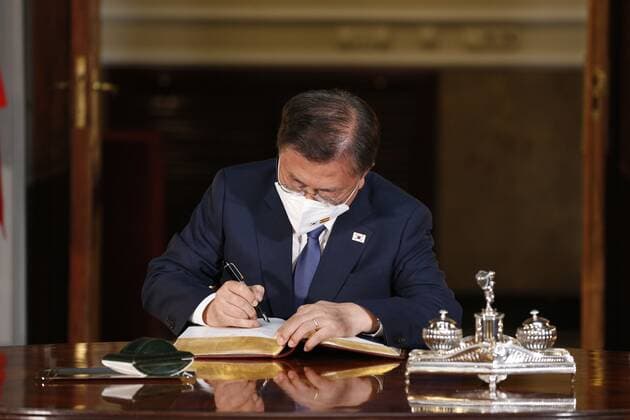 Spanien, Südkoreas Präsidenten Moon Jae-in bekommt Auszeichnung im Senat in Madrid South Korean President, Moon Jae-in, signs the Guest s Book of the Spanish Upper Chamber during his visit to the Spanish Senate, in Madrid, central Spain, 16 June 2021. South Korean President visits !ACHTUNG: NUR REDAKTIONELLE NUTZUNG!  Copyright: xJavierxLizonx GRAF1710 20210616-637594570228806338